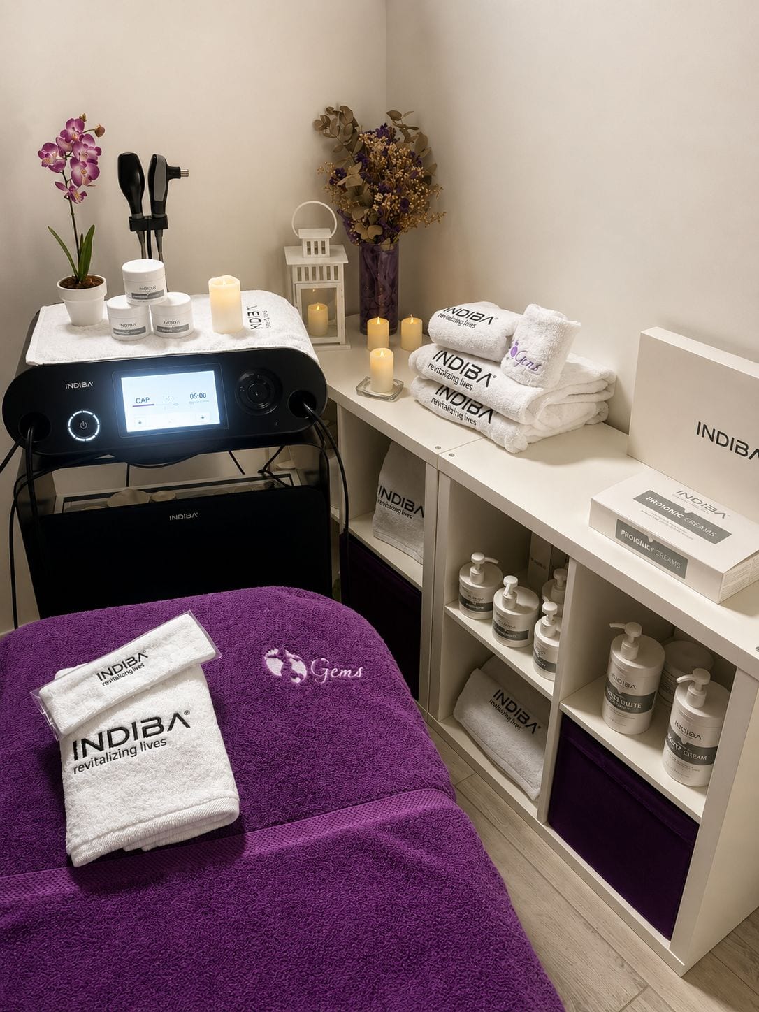 Cabina con equipo INDIBA Edna Pro Max en el centro Gema Belleza y Masajes